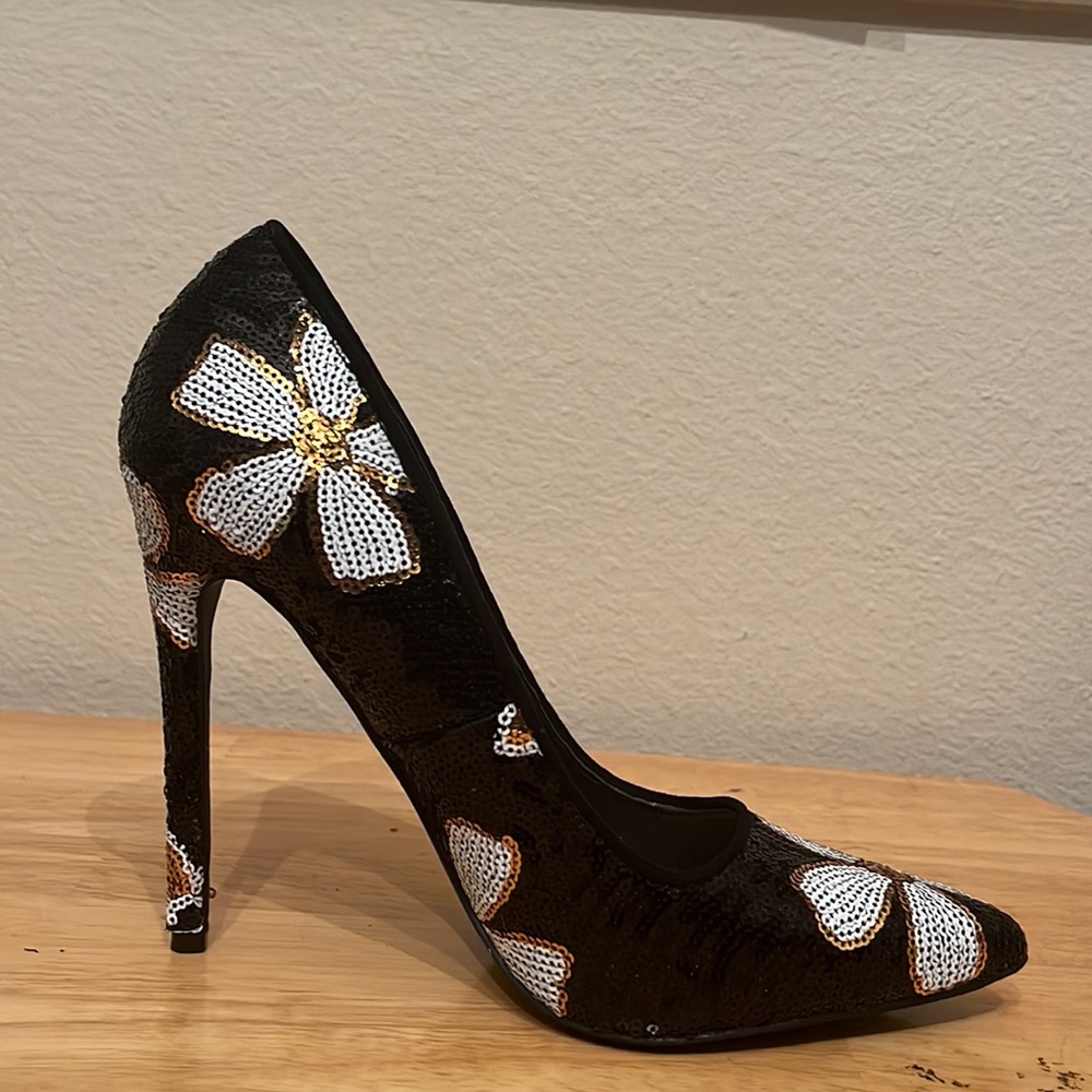 ✨ Flora sequin pump NEW $63 Retail